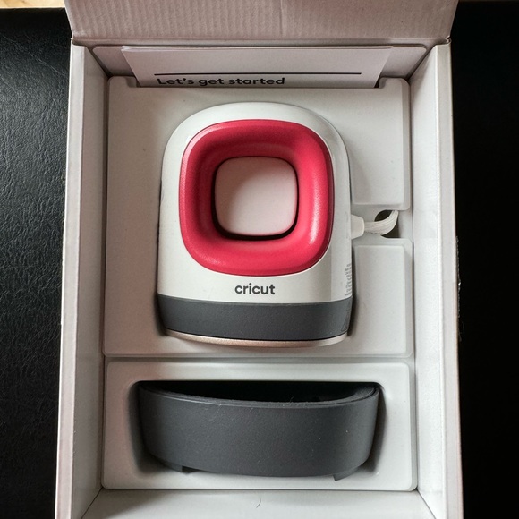 Cricut EasyPress Mini Heat Press - Picture 2 of 3
